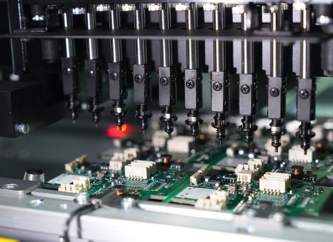 Automated placement equipment assembling components on printed circuit boards